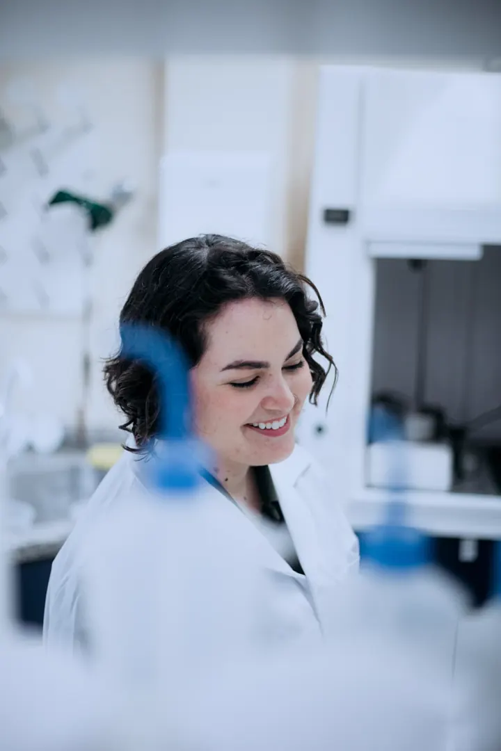 Química da Spectrochem trabalhando no laboratório