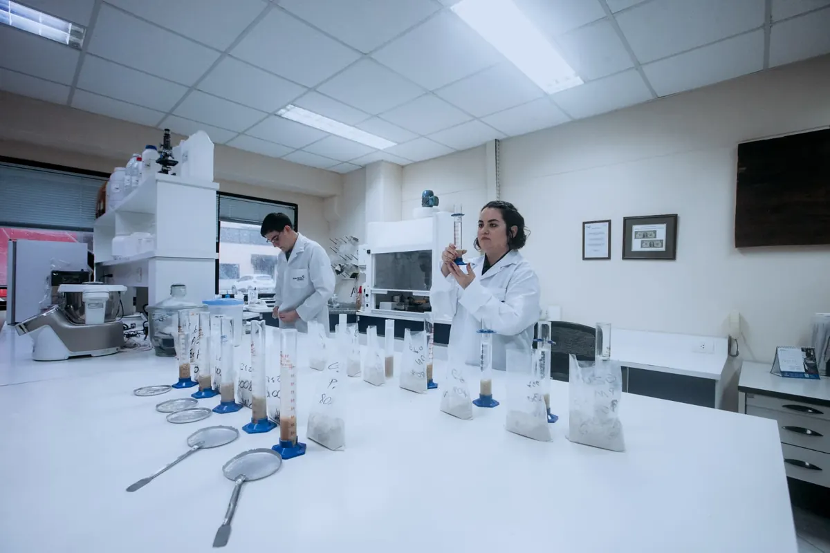 Equipe técnica da Spectrochem analisando amostras de argila no laboratório de P&D