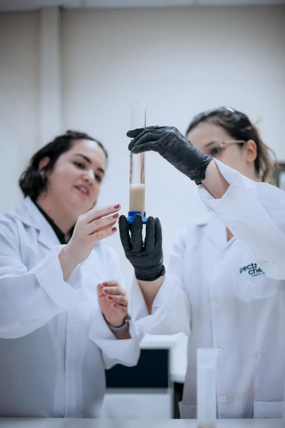 Profissionais da Spectrochem analisando uma amostra no laboratório de P&D