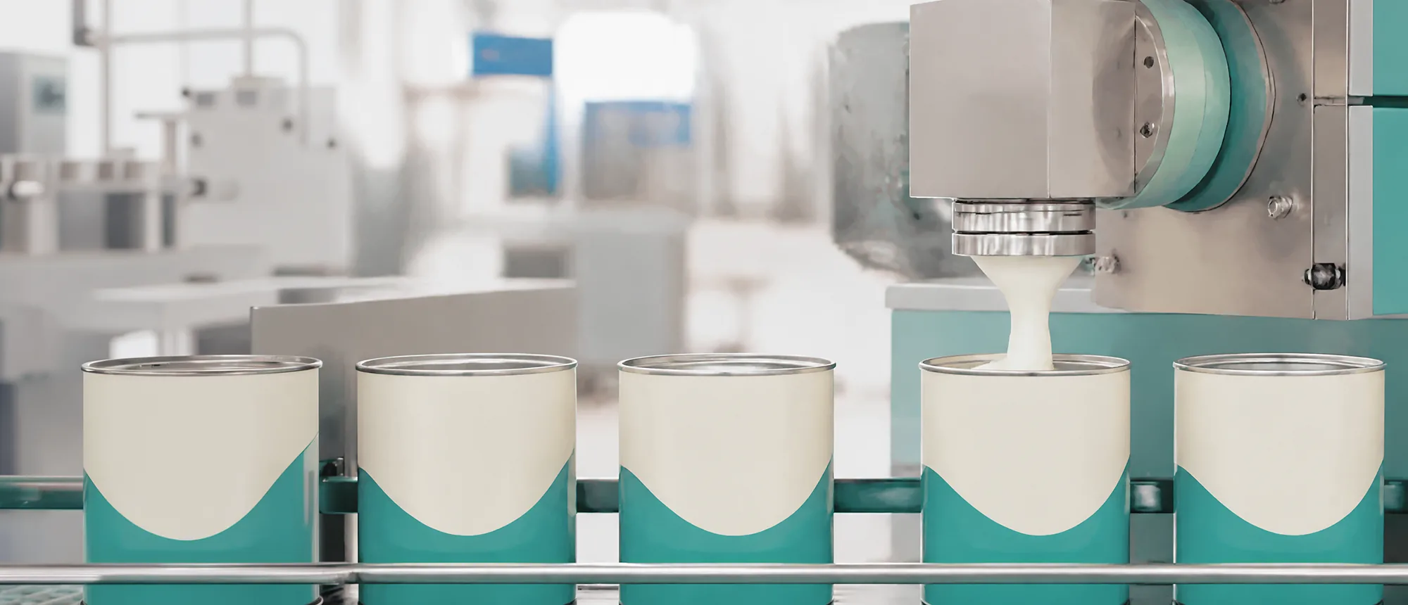 Linha de envase de latas em fábrica de tintas e massas