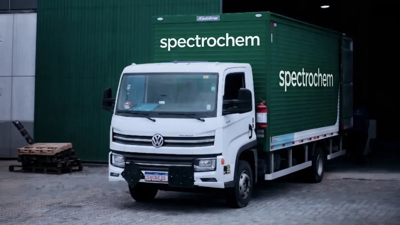 Caminhão de entrega Spectrochem estacionado na unidade produtiva