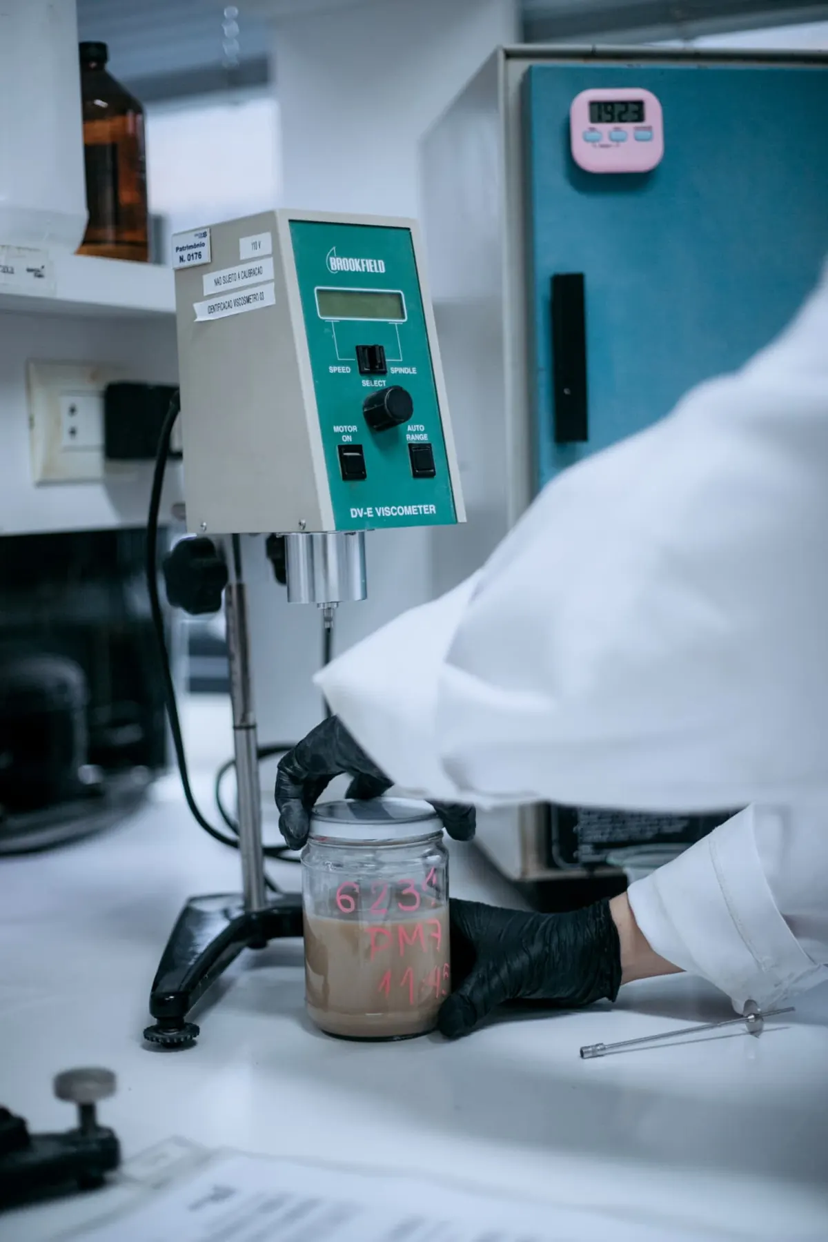 Análise de viscosidade de amostra de argila em viscosímetro Brookfield no laboratório da Spectrochem